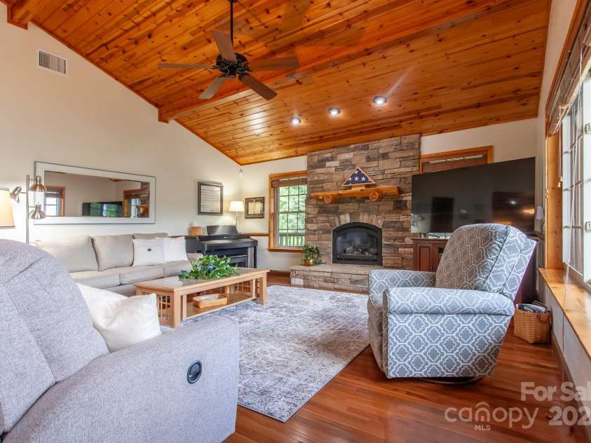 100 Chestnut Oak Ridge, Robbinsville, NC 28056.  MLS# CAR4289111, YatesRealty ID 31212. 