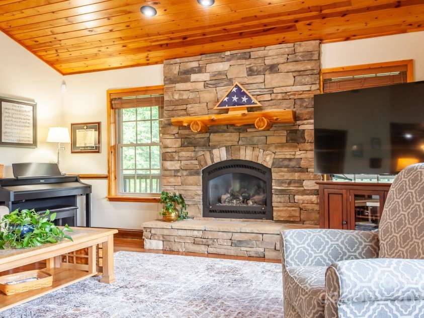 100 Chestnut Oak Ridge, Robbinsville, NC 28056.  MLS# CAR4289111, YatesRealty ID 31212. 