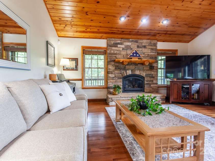 100 Chestnut Oak Ridge, Robbinsville, NC 28056.  MLS# CAR4289111, YatesRealty ID 31212. 