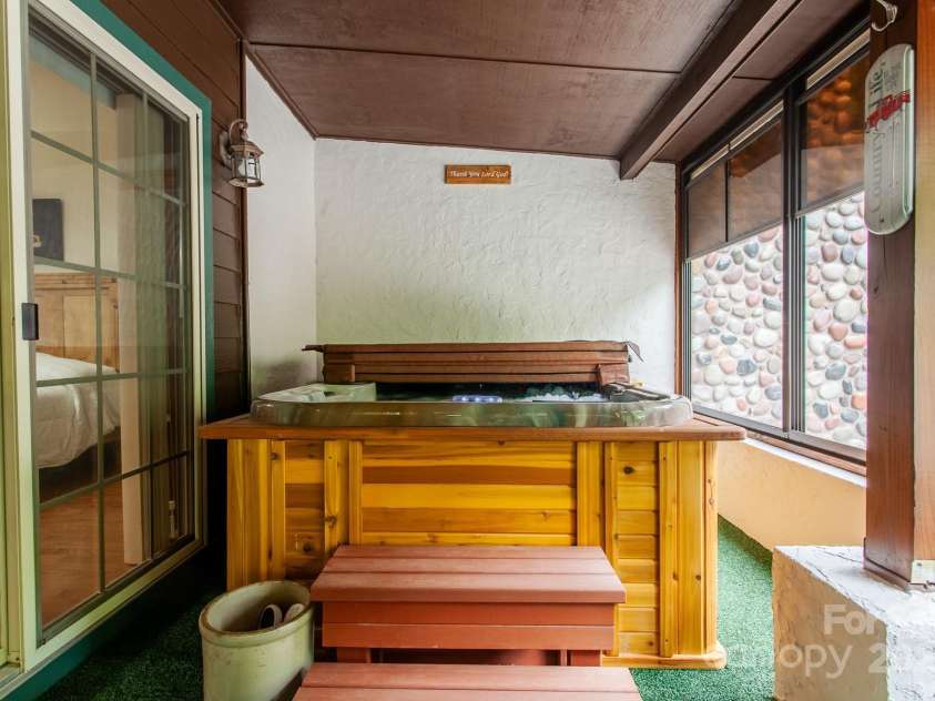 100 Chestnut Oak Ridge, Robbinsville, NC 28056.  MLS# CAR4289111, YatesRealty ID 31212. 