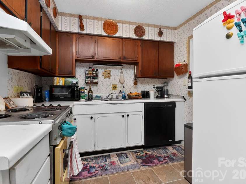 1906 Meadowlark Lane, Charlotte, NC 28210.  MLS# CAR4392020, YatesRealty ID 31213. 