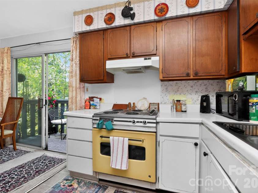 1906 Meadowlark Lane, Charlotte, NC 28210.  MLS# CAR4392020, YatesRealty ID 31213. 