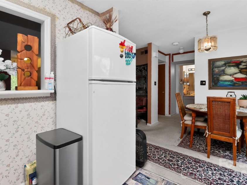 1906 Meadowlark Lane, Charlotte, NC 28210.  MLS# CAR4392020, YatesRealty ID 31213. 