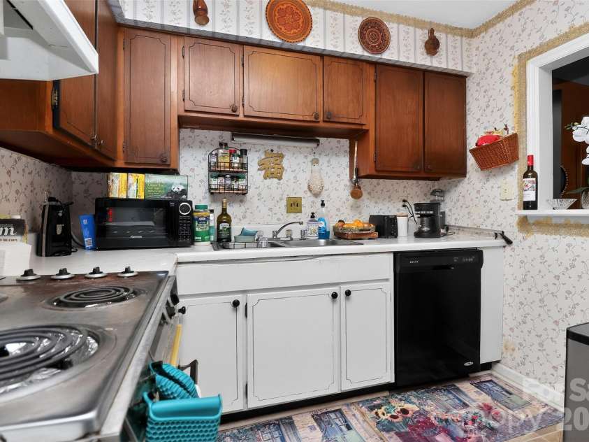 1906 Meadowlark Lane, Charlotte, NC 28210.  MLS# CAR4392020, YatesRealty ID 31213. 