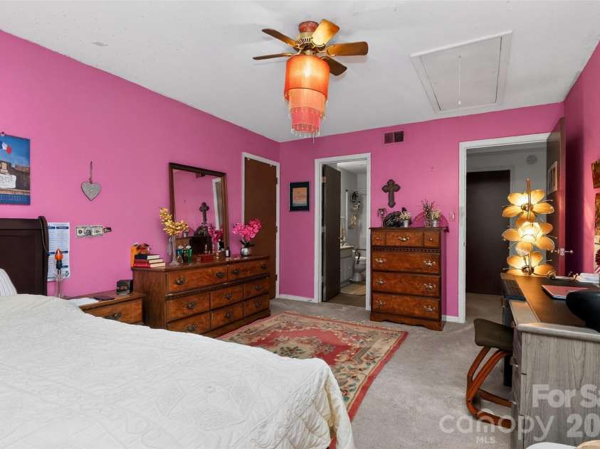 1906 Meadowlark Lane, Charlotte, NC 28210.  MLS# CAR4392020, YatesRealty ID 31213. 