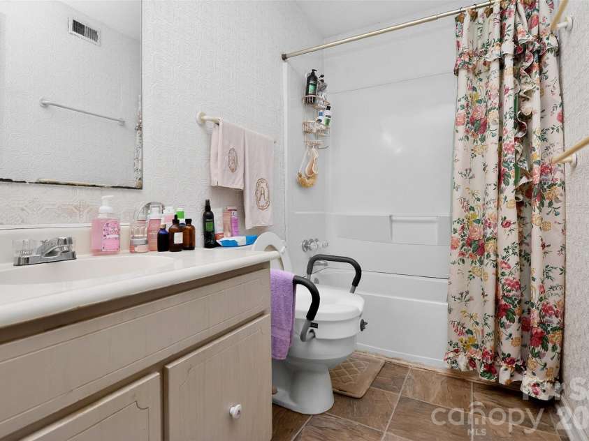 1906 Meadowlark Lane, Charlotte, NC 28210.  MLS# CAR4392020, YatesRealty ID 31213. Bathroom