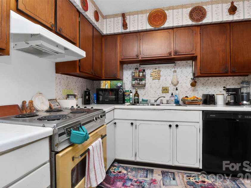 1906 Meadowlark Lane, Charlotte, NC 28210.  MLS# CAR4392020, YatesRealty ID 31213. Kitchen