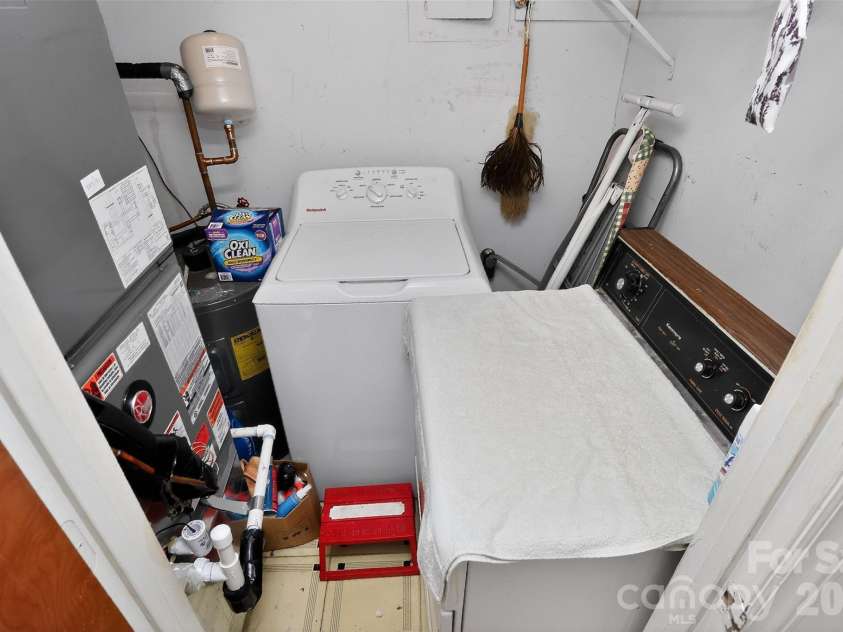 1906 Meadowlark Lane, Charlotte, NC 28210.  MLS# CAR4392020, YatesRealty ID 31213. Laundry Closet