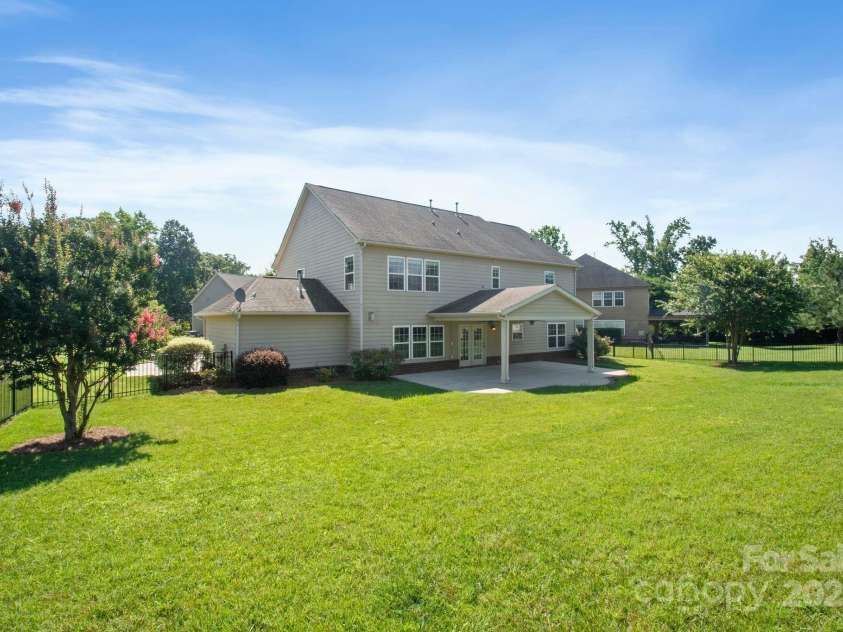 16010 Loch Raven Road, Huntersville, NC 28078.  MLS# CAR4277329, YatesRealty ID 31214. Large fully fenced back yard