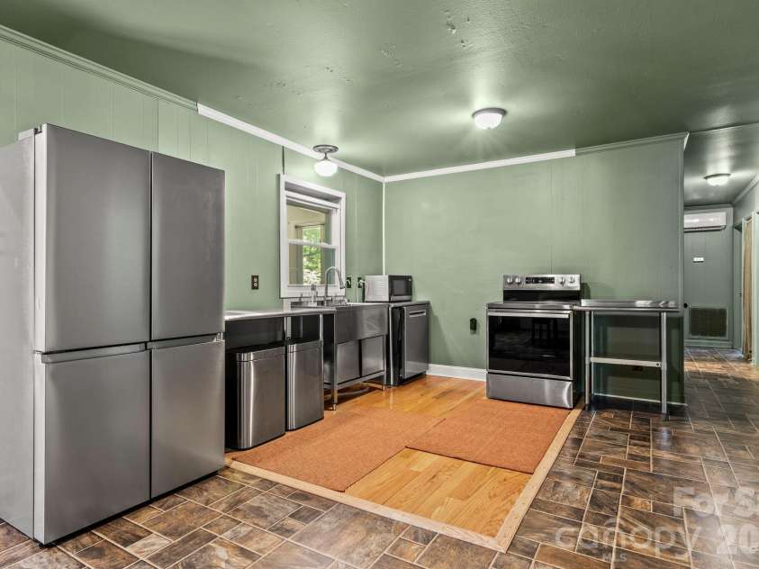 2951 7th Street Drive, Hickory, NC 28601.  MLS# CAR4391431, YatesRealty ID 31215. 