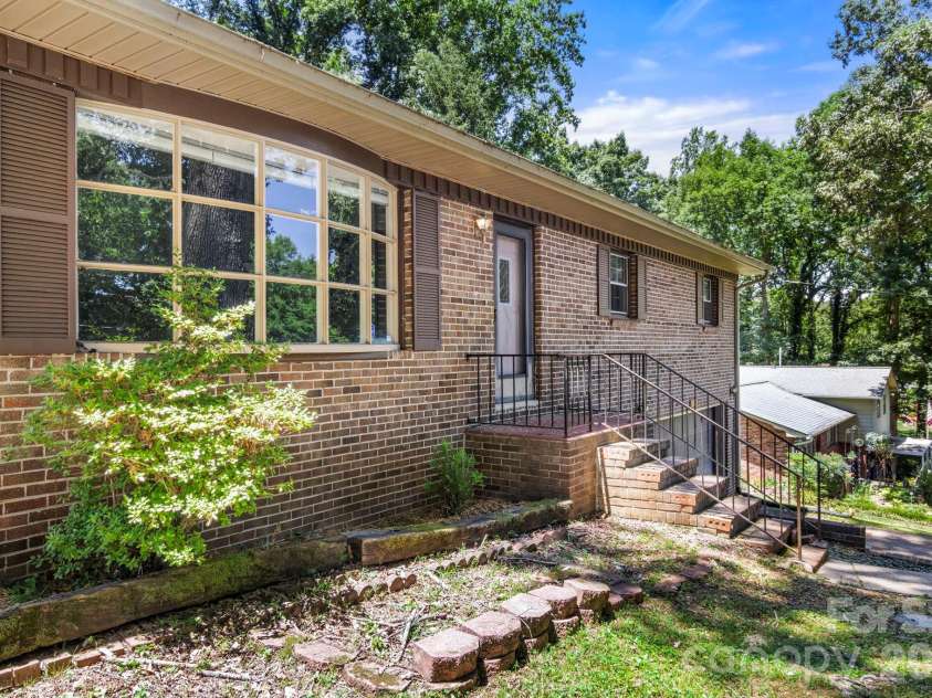 2951 7th Street Drive, Hickory, NC 28601.  MLS# CAR4391431, YatesRealty ID 31215. 
