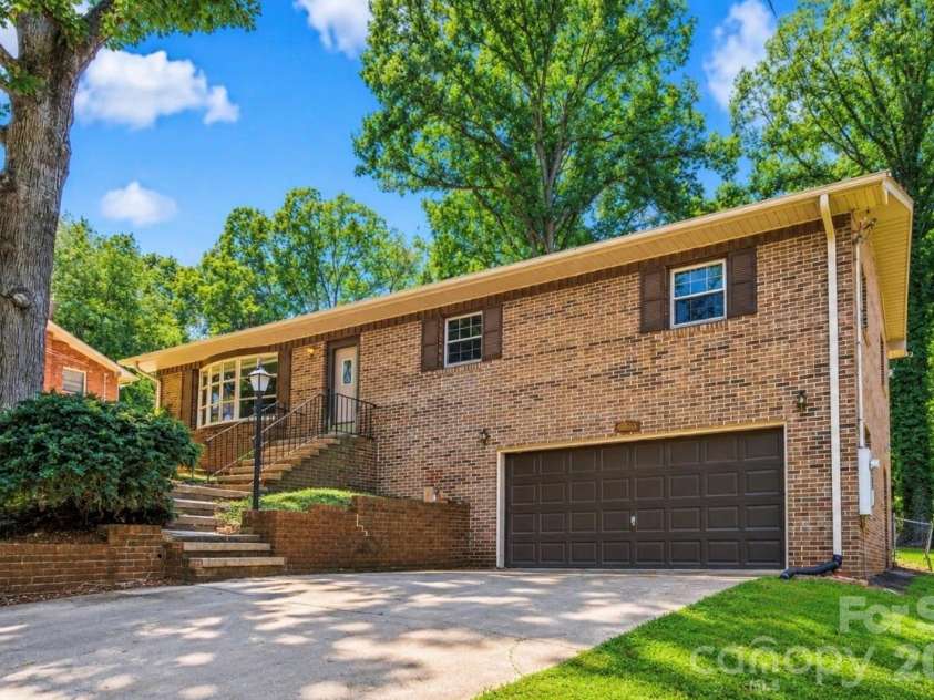 2951 7th Street Drive, Hickory, NC 28601.  MLS# CAR4391431, YatesRealty ID 31215. 