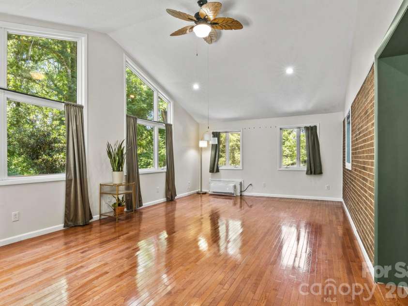 2951 7th Street Drive, Hickory, NC 28601.  MLS# CAR4391431, YatesRealty ID 31215. Great Room