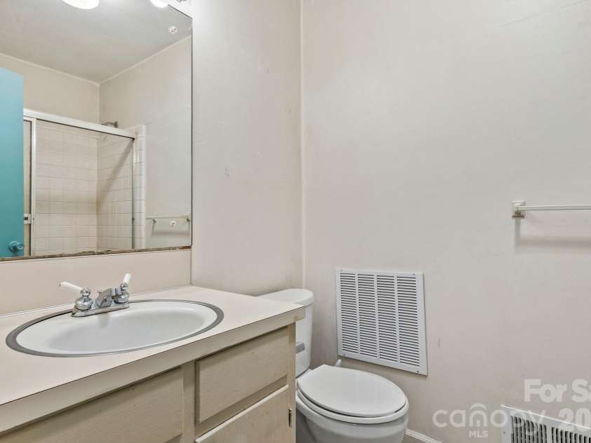 2951 7th Street Drive, Hickory, NC 28601.  MLS# CAR4391431, YatesRealty ID 31215. Hall Bathroom