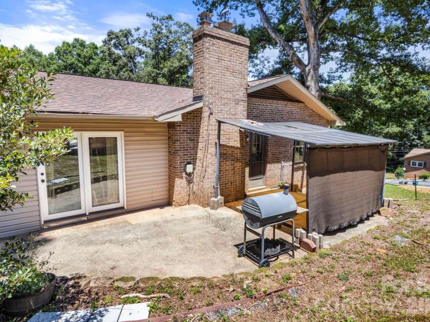 2951 7th Street Drive, Hickory, NC 28601.  MLS# CAR4391431, YatesRealty ID 31215. Side Patio area