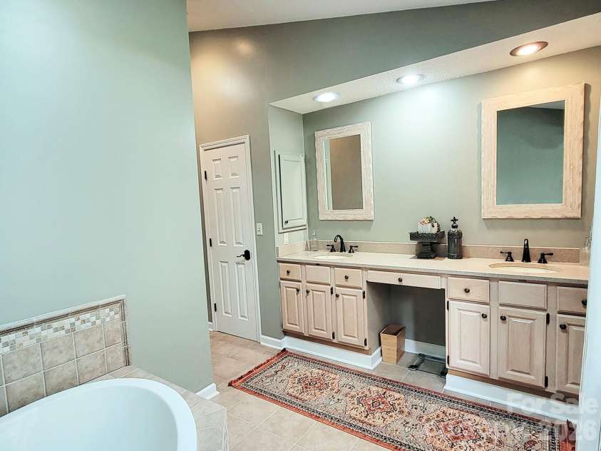 305 Sondley Drive, Asheville, NC 28805.  MLS# CAR4394793, YatesRealty ID 31217. Primary Bath