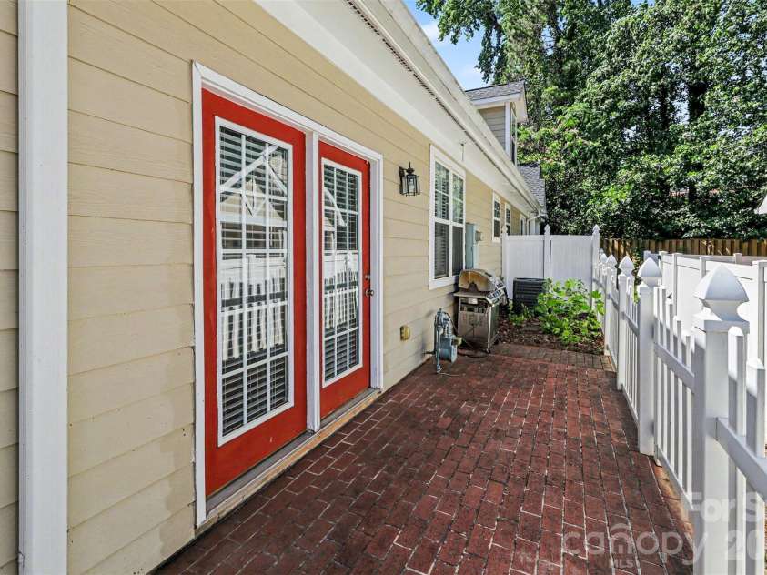 1106 Davant Lane, Charlotte, NC 28209.  MLS# CAR4393599, YatesRealty ID 31218. 