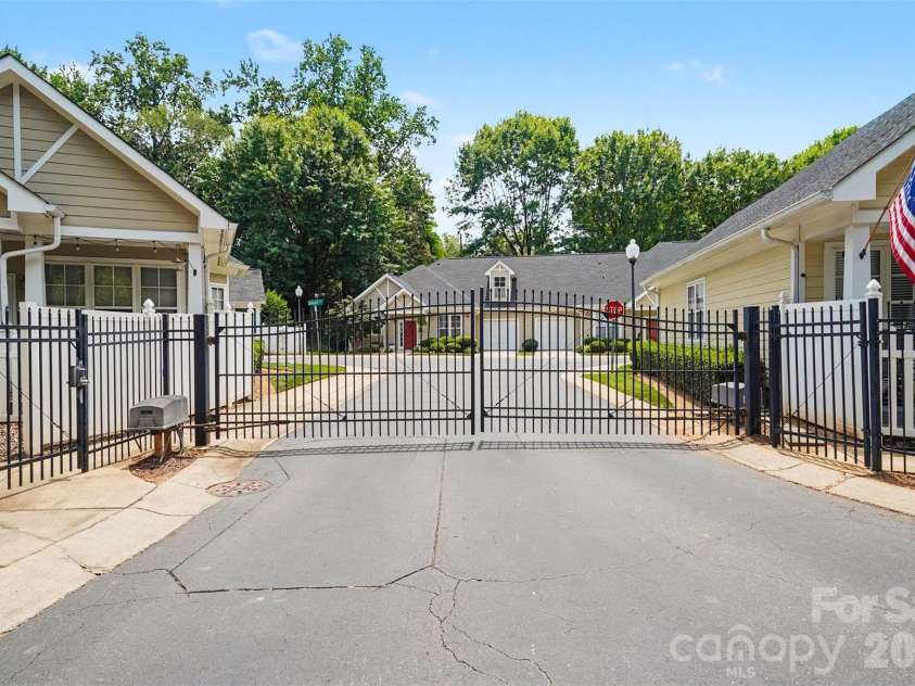 1106 Davant Lane, Charlotte, NC 28209.  MLS# CAR4393599, YatesRealty ID 31218. 