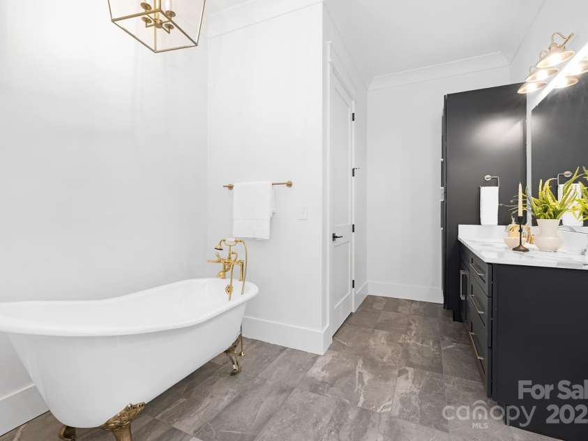 2515 Neagle Smith Lane, Belmont, NC 28012.  MLS# CAR4284699, YatesRealty ID 31218. Master bath