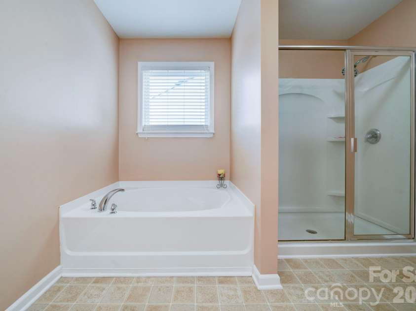 1219 Century Drive, Clover, SC 29710.  MLS# CAR4284482, YatesRealty ID 31219. Main Bath