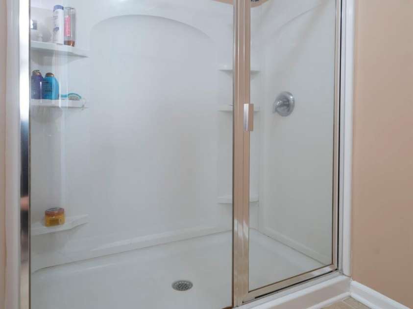 1219 Century Drive, Clover, SC 29710.  MLS# CAR4284482, YatesRealty ID 31219. Main Bath