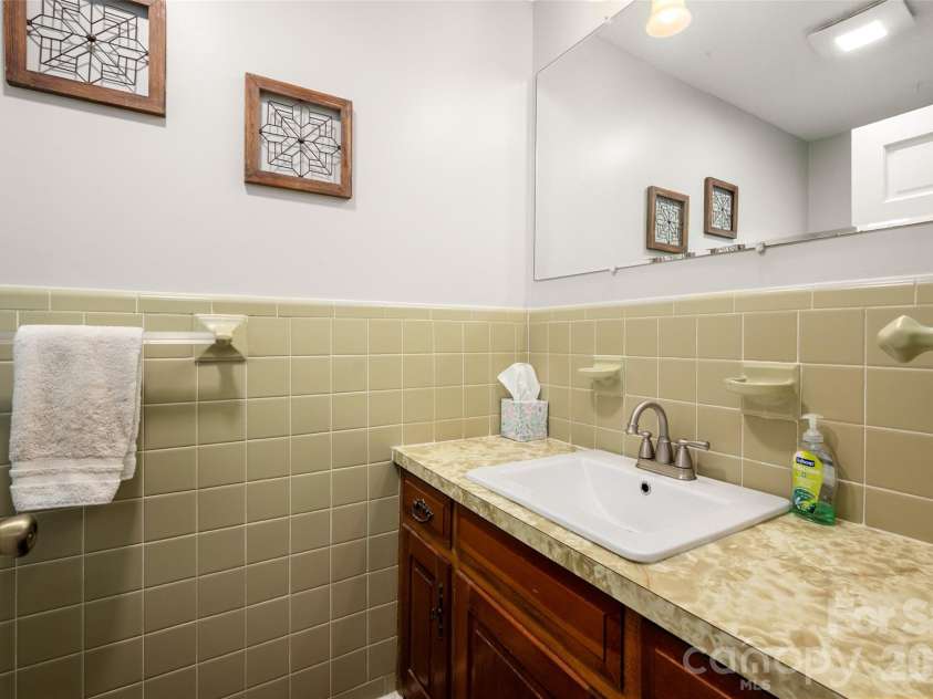 1929 Havenwood Drive, Lancaster, SC 29720.  MLS# CAR4393217, YatesRealty ID 31219. Half Bath