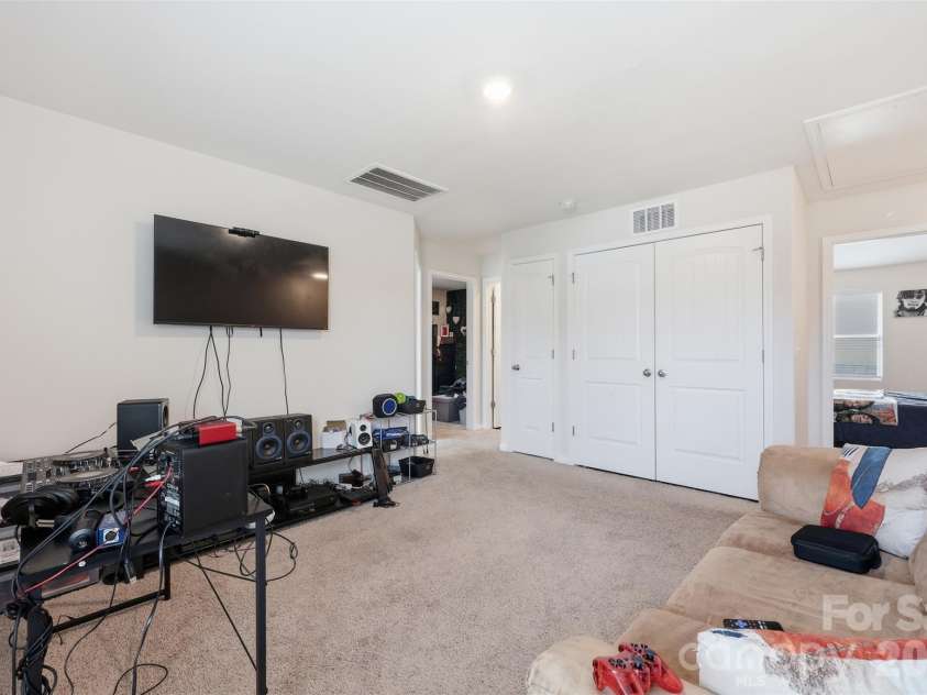 5330 Upton Place, Charlotte, NC 28215.  MLS# CAR4352799, YatesRealty ID 3122. 