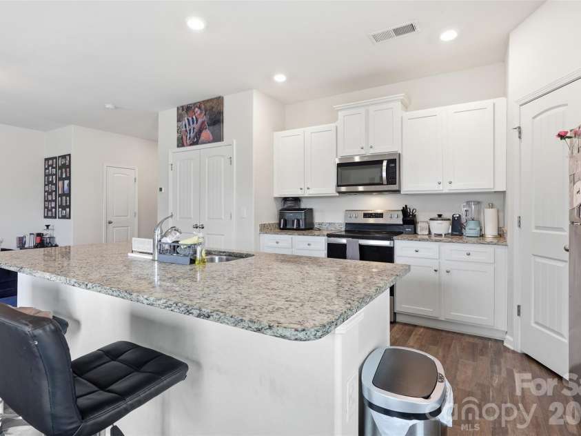 5330 Upton Place, Charlotte, NC 28215.  MLS# CAR4352799, YatesRealty ID 3122. 