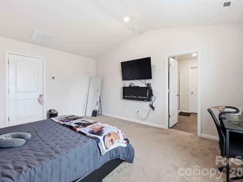 5330 Upton Place, Charlotte, NC 28215.  MLS# CAR4352799, YatesRealty ID 3122. 