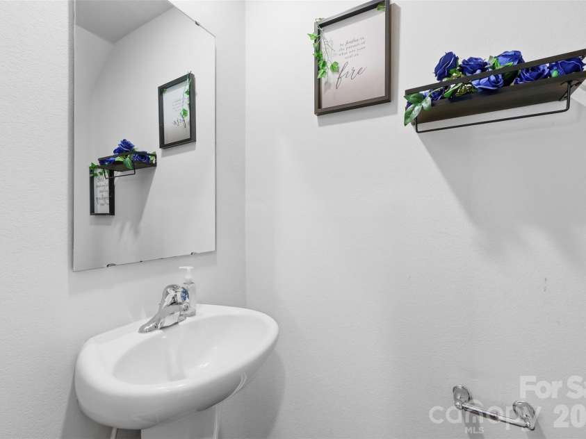 5330 Upton Place, Charlotte, NC 28215.  MLS# CAR4352799, YatesRealty ID 3122. 