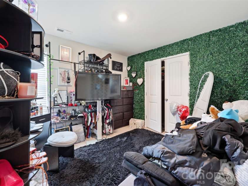 5330 Upton Place, Charlotte, NC 28215.  MLS# CAR4352799, YatesRealty ID 3122. 