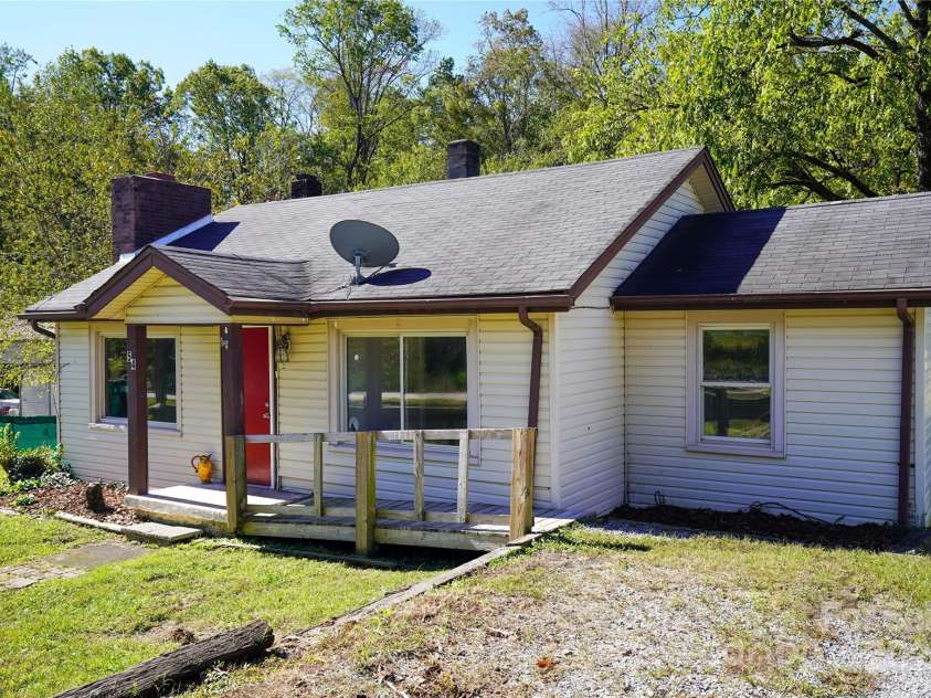 54 Hillside Heights, Brevard, NC 28712.  MLS# CAR4183177, YatesRealty ID 3122. 