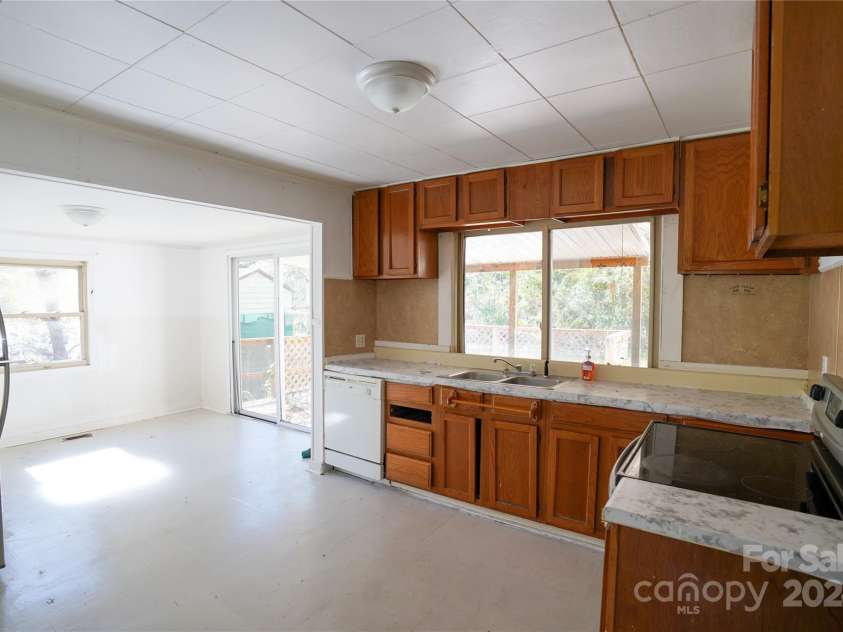54 Hillside Heights, Brevard, NC 28712.  MLS# CAR4183177, YatesRealty ID 3122. 