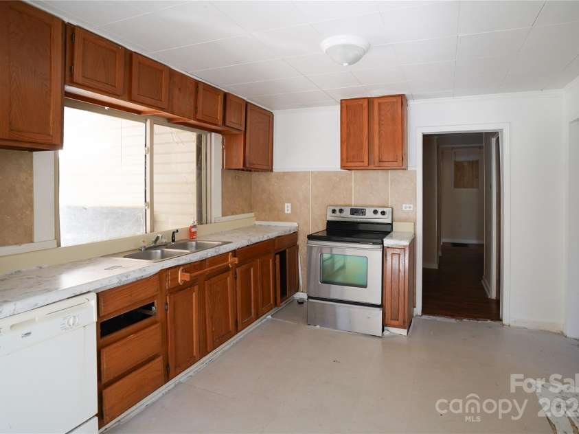54 Hillside Heights, Brevard, NC 28712.  MLS# CAR4183177, YatesRealty ID 3122. 