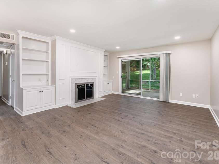 7026 Quail Hill Road, Charlotte, NC 28210.  MLS# CAR4394887, YatesRealty ID 31221. Living Room