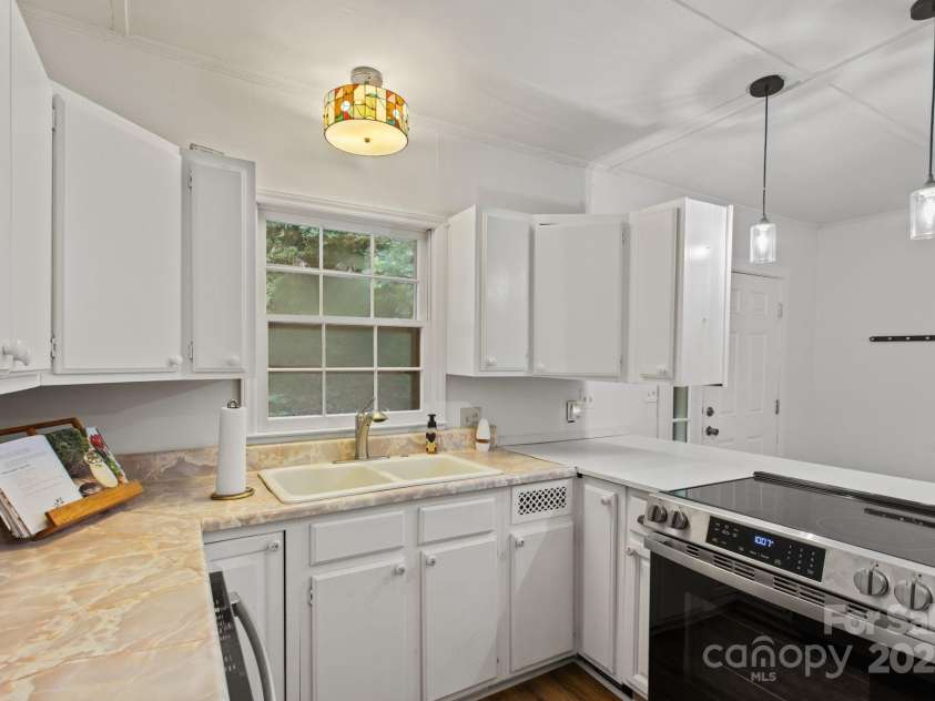 3178 US 176 Highway, Tryon, NC 28782.  MLS# CAR4287486, YatesRealty ID 31223. 