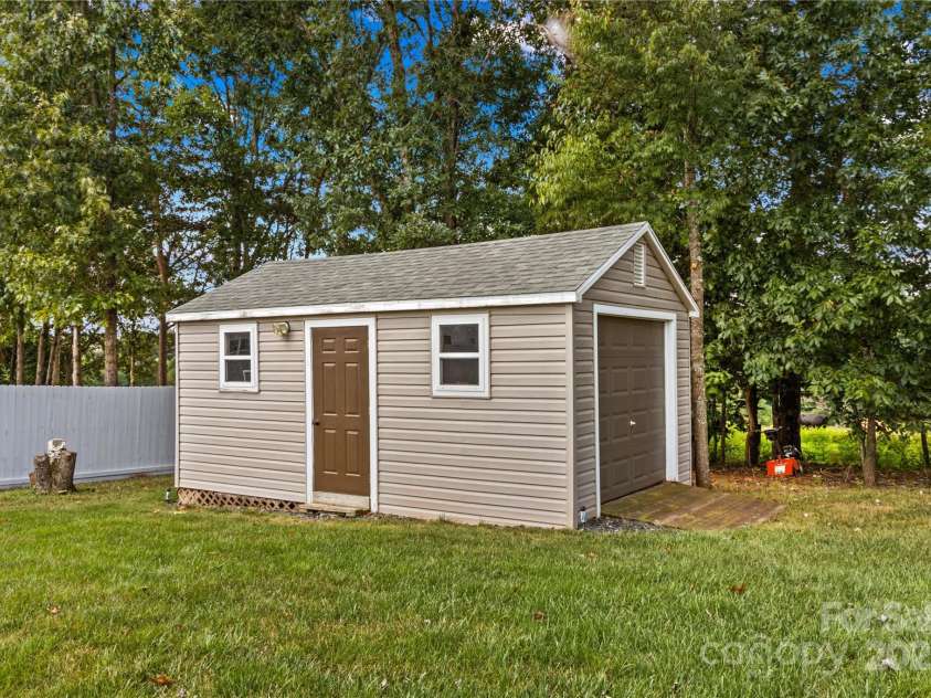 155 Greythorn Drive, Statesville, NC 28625.  MLS# CAR4282537, YatesRealty ID 31225. 