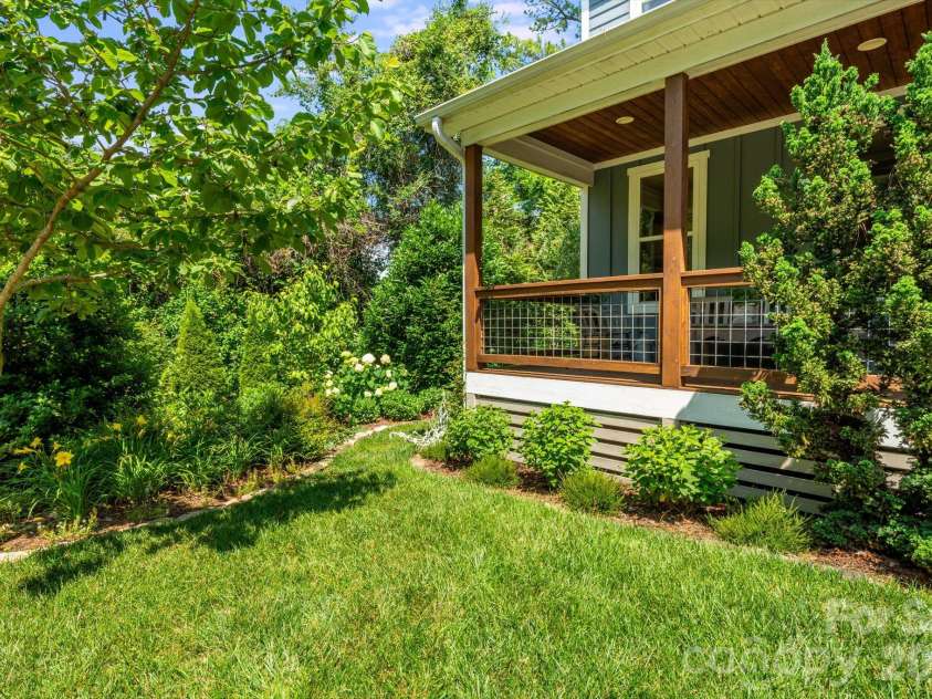 76 Louisiana Avenue, Asheville, NC 28806.  MLS# CAR4391196, YatesRealty ID 31225. Front Yard