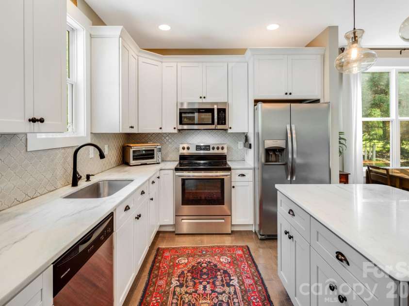 76 Louisiana Avenue, Asheville, NC 28806.  MLS# CAR4391196, YatesRealty ID 31225. Granite Counters