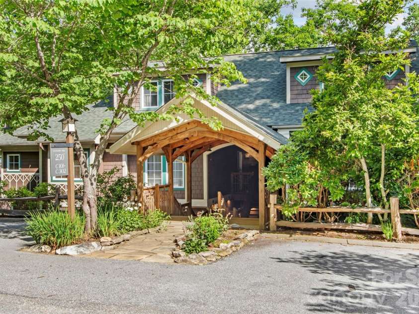 250 Creekside Way, Burnsville, NC 28714.  MLS# CAR4389372, YatesRealty ID 31227. 
