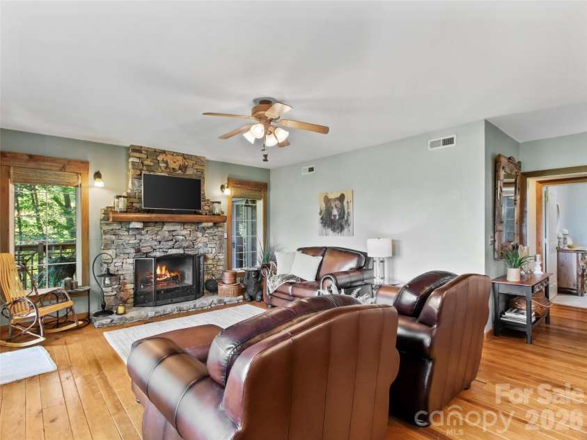 250 Creekside Way, Burnsville, NC 28714.  MLS# CAR4389372, YatesRealty ID 31227. 