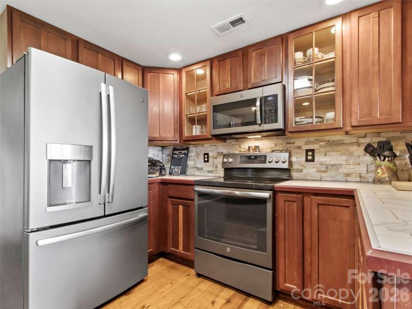 250 Creekside Way, Burnsville, NC 28714.  MLS# CAR4389372, YatesRealty ID 31227. 