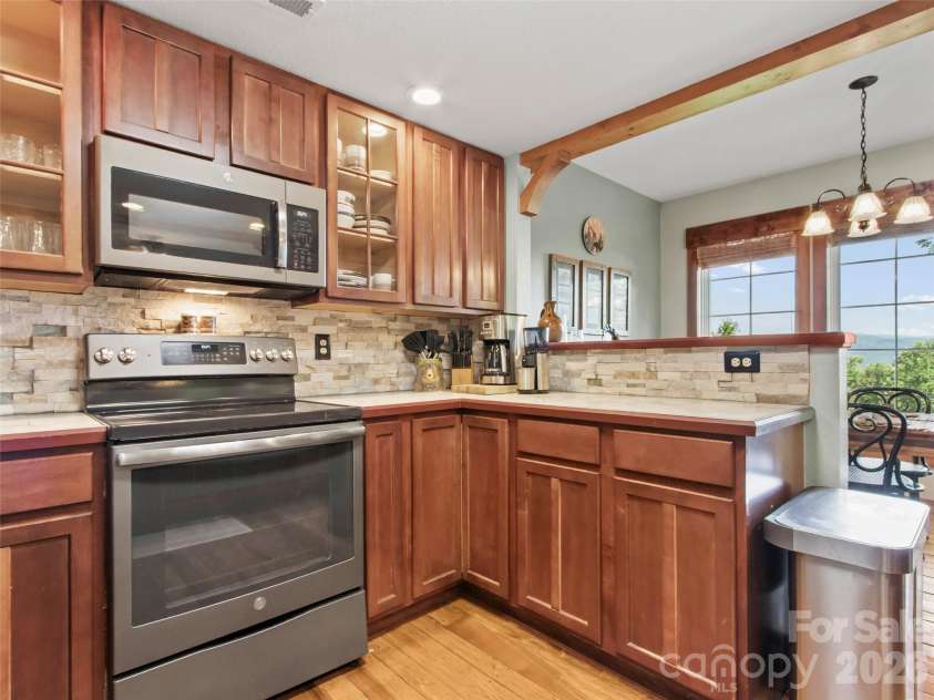 250 Creekside Way, Burnsville, NC 28714.  MLS# CAR4389372, YatesRealty ID 31227. 