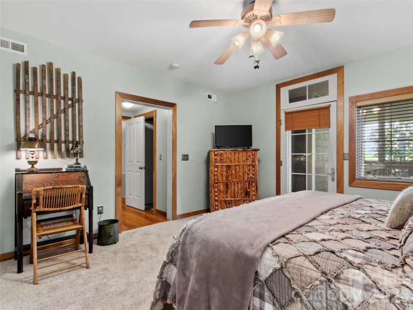 250 Creekside Way, Burnsville, NC 28714.  MLS# CAR4389372, YatesRealty ID 31227. 