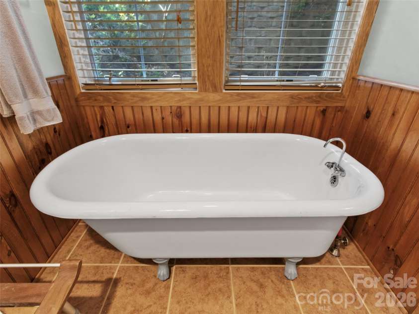 250 Creekside Way, Burnsville, NC 28714.  MLS# CAR4389372, YatesRealty ID 31227. 