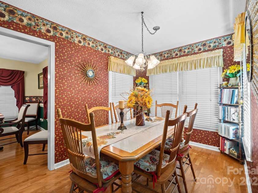 1948 Twin Ponds Drive, Hickory, NC 28602.  MLS# CAR4285877, YatesRealty ID 31228. Breakfast Nook