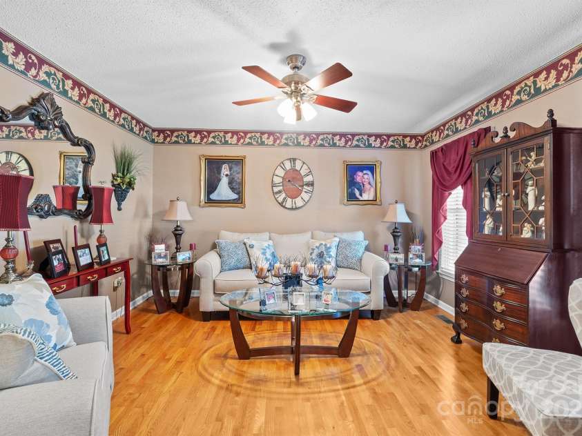 1948 Twin Ponds Drive, Hickory, NC 28602.  MLS# CAR4285877, YatesRealty ID 31228. Family Room