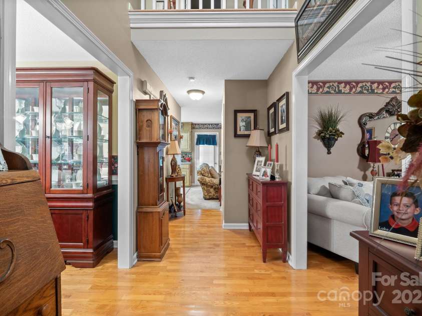 1948 Twin Ponds Drive, Hickory, NC 28602.  MLS# CAR4285877, YatesRealty ID 31228. Foyer Right View