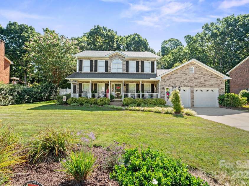 1948 Twin Ponds Drive, Hickory, NC 28602.  MLS# CAR4285877, YatesRealty ID 31228. Front Home View