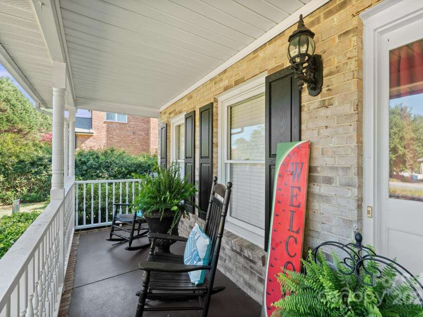 1948 Twin Ponds Drive, Hickory, NC 28602.  MLS# CAR4285877, YatesRealty ID 31228. Front Porch